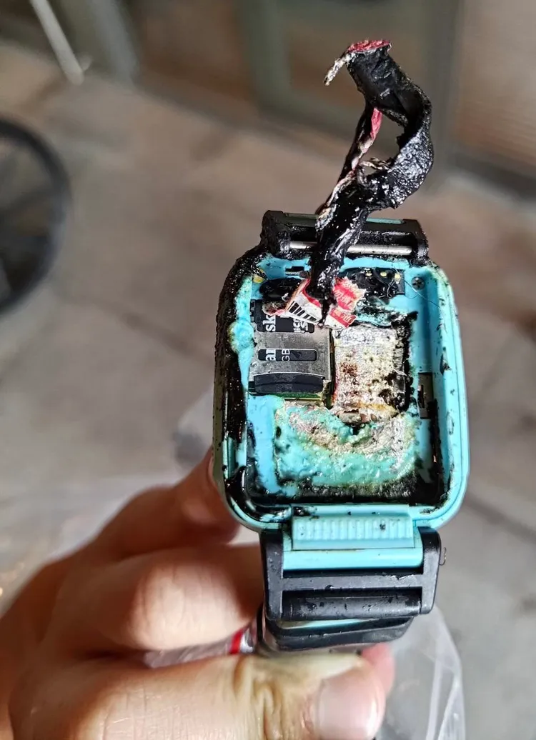 爆炸後的智慧手錶，整個面目全非。消防隊提供