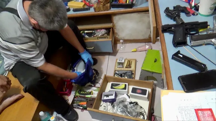 其中一嫌另涉改造槍枝。讀者提供