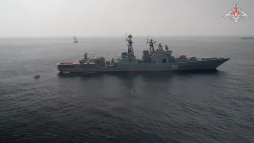 日本防衛省:中俄10軍艦通過宗谷海峽