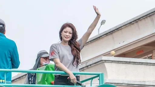 綠美女議員現身挺侯友宜!爸還發「當選」加油棒 民進黨不忍了