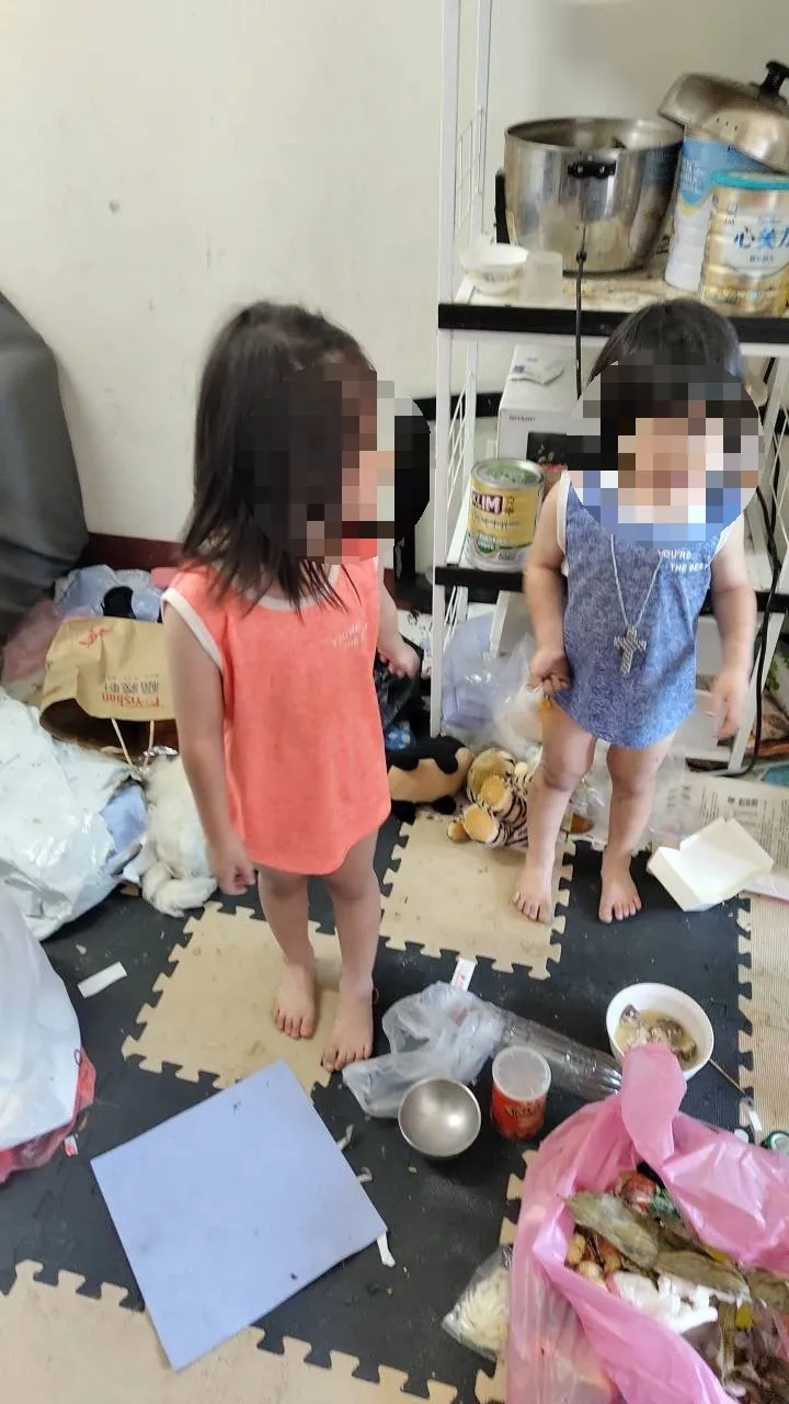 阿嬤照顧一對姐妹花。讀者提供