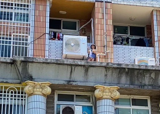 阿嬤睡著了！台南4歲小女孩翻過3樓陽台孤零望外　警消急破門驚險救人