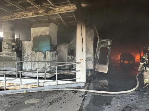 日系品牌車廠台南善化廠起火　烤漆室竄燒毀4車