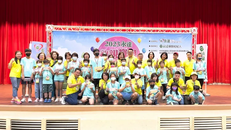 優秀的小小運動員出爐，由永達保經張文瀚業務籌備副總頒贈獎品。業者提供