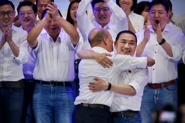 韓國瑜盛情擁抱侯友宜。林林攝