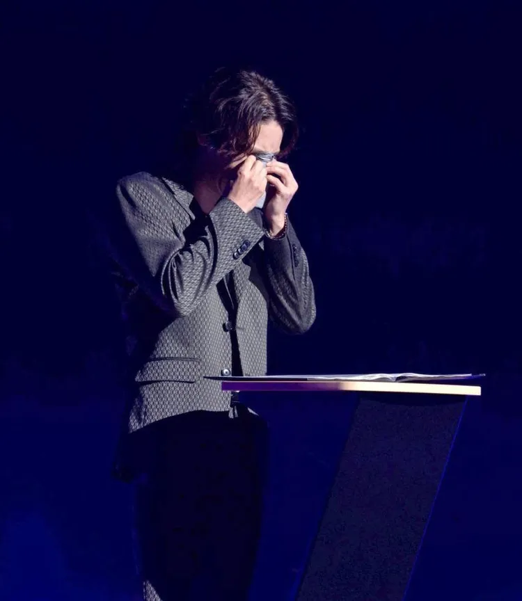 與真司郎拿出手帕擦淚。翻攝《每日體育》