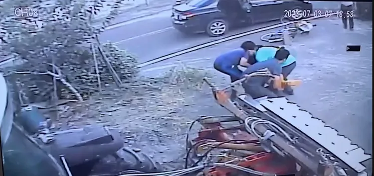 少年遭3警勒頸、擒抱合力壓制，因撞到民宅耕耘機，當場頭破血流，送醫縫了17針。民眾提供