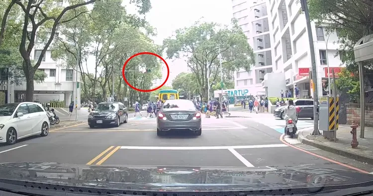 當時這輛小客車闖紅燈通過路口。翻攝自臉書林口大家庭