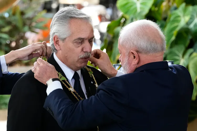 巴西總統魯拉（右）頒授勳章給阿根廷總統費南德茲（左）。美聯社