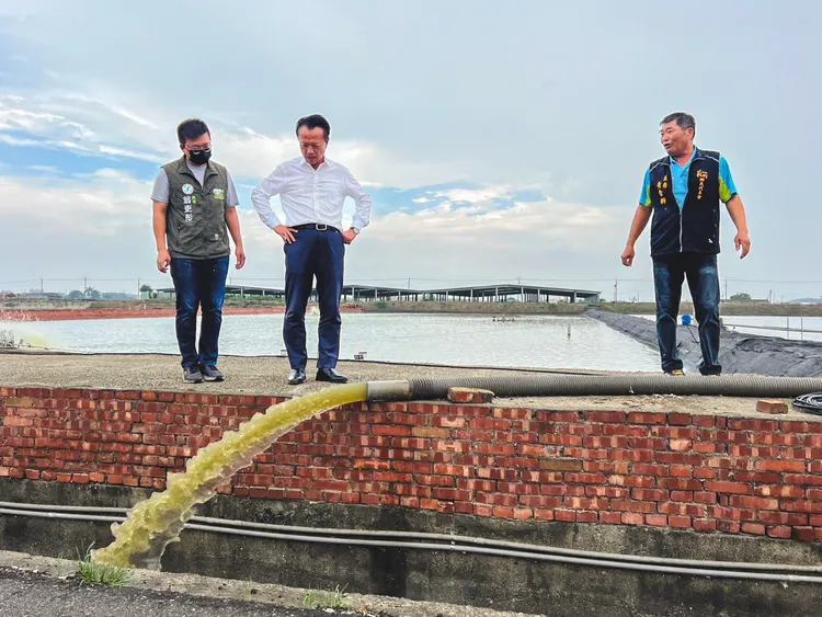 翁章梁前往義竹視察魚塭防颱措施。縣府提供