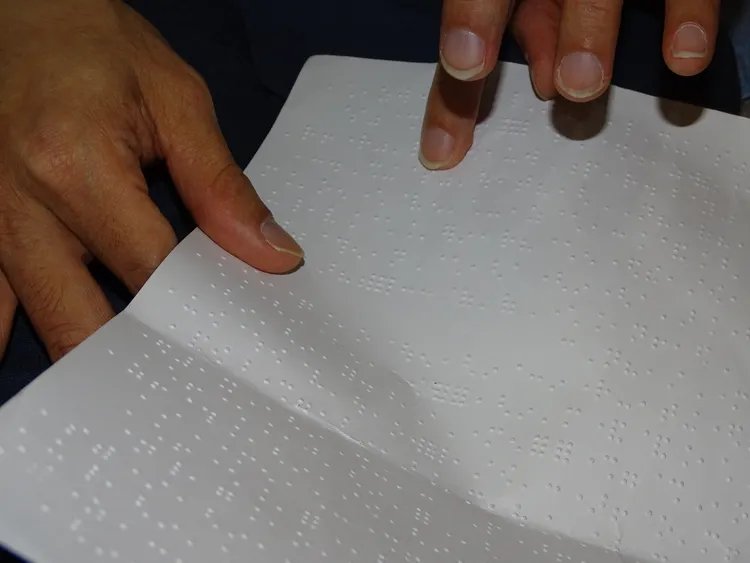 徐承邦指出若考場使用觸摸點字盲文對盲人較友善。江孟謙攝