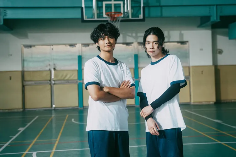 李浩瑋（左）右王謙合拍MV。形上娛樂提供