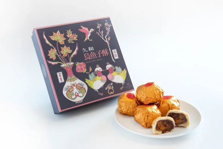 大倉久和「烏魚子酥禮盒」精選台灣烏魚子手工捏揉入餡，絕妙鹹鮮海滋味與湘蓮子及紅豆沙的甘甜交織，品嚐極致中秋況味。大倉久和大飯店提供