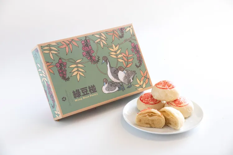 綠豆椪遵循古法製作，以薄如雪花片的酥皮層疊包裹綿密綠豆沙餡，又被稱作「雪花月餅」。大倉久和大飯店提供