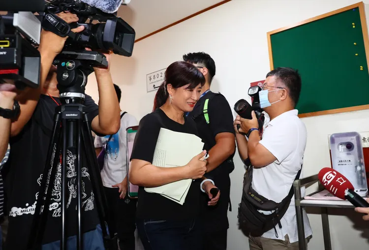 綠營女立委多數不願評論Kolas跟陳瑩的糾紛案，蔡培慧一早進入委員會被媒體堵訪到。彭欣偉攝