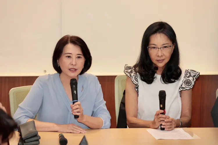 張淑娟在國民黨立委王鴻薇陪同下召開記者會。彭欣偉攝