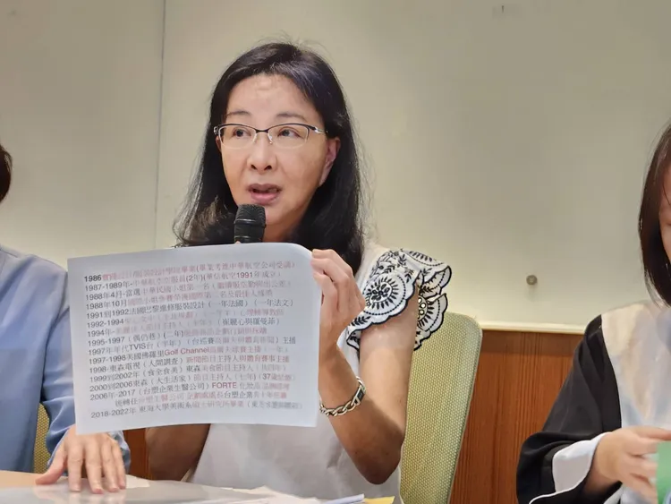 張淑娟記者會秀出自己的完整資歷。施智齡攝