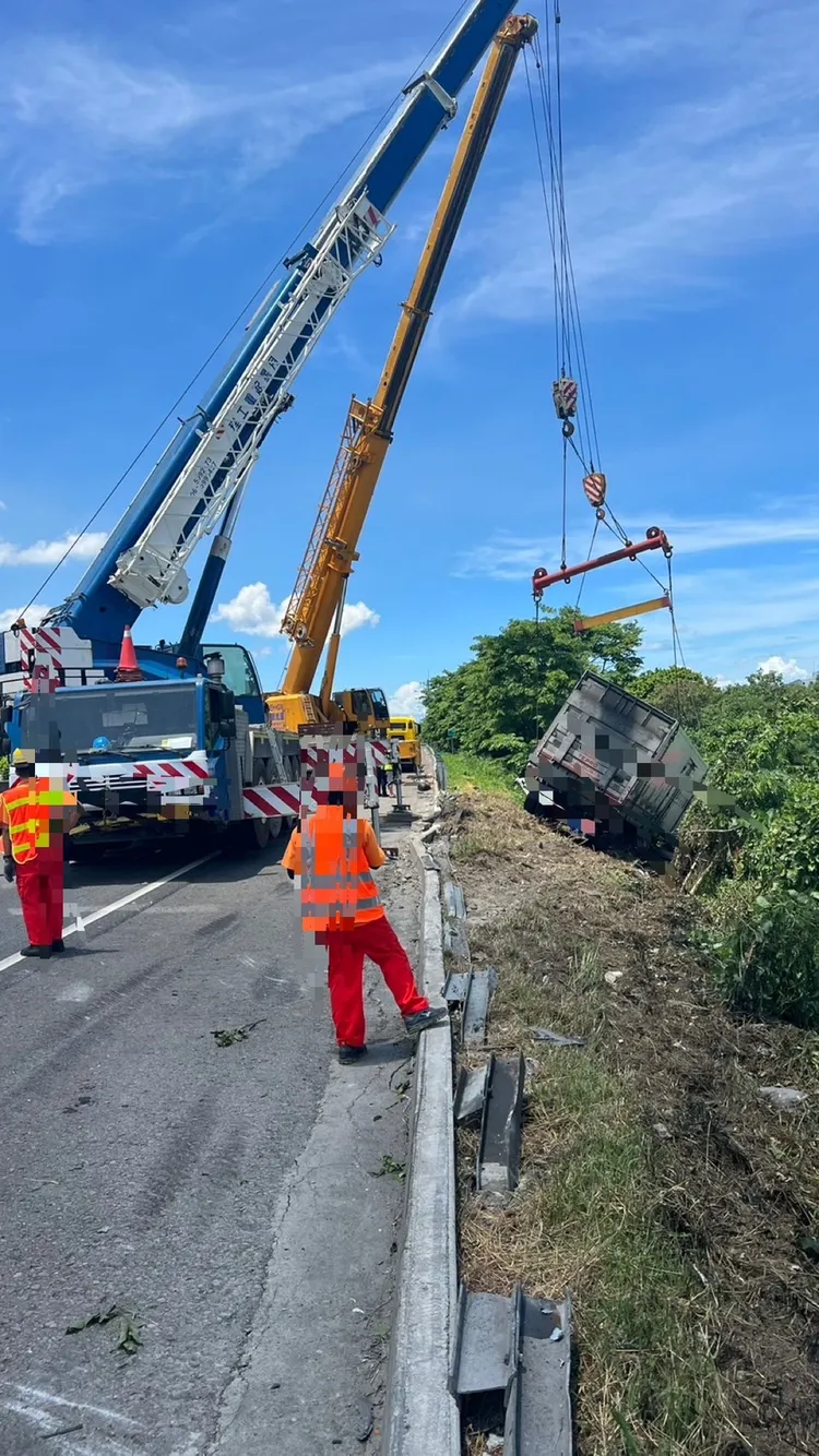現場進行拖吊作業。翻攝畫面