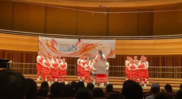 新竹縣五峰鄉桃山國小合唱團除了奪金質獎，更受邀擔任新加坡國際合唱節開幕儀式表演嘉賓。和泰集團提供