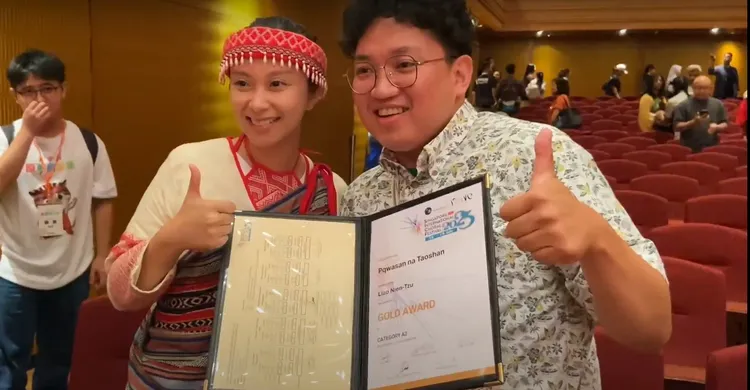 兩位指導老師拿著金質獎，開心地享受這得來不易的成果。和泰集團提供