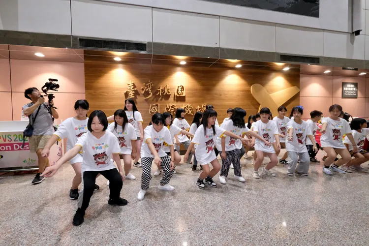 桃山國小合唱團凱旋歸來後，也在機場為親友及台灣民眾獻唱一首動人的泰雅之音，頓時嘈雜的機場瞬間靜聲，桃山國小的小朋友們確實展現著驚人的實力。陳志淵攝