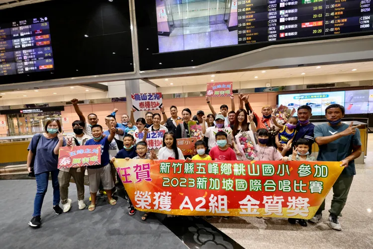 聲勢浩大的桃山國小合唱團接機親友，展現原住民熱情活潑的一面。陳志淵攝