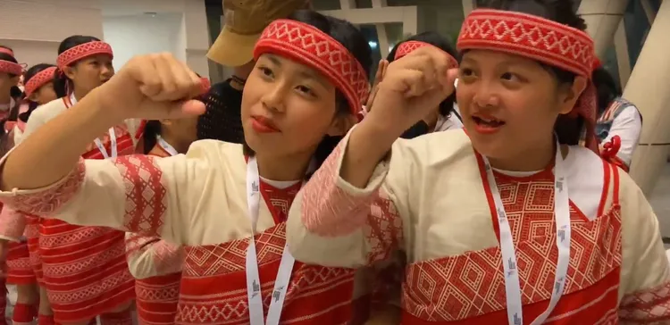 和泰集團全額贊助兩校五百萬的出國比賽行程，為合唱團增購全新族服及活動團服。和泰集團提供