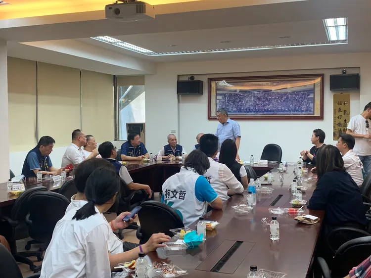 柯文哲參拜後與里長、地方人士座談。江孟謙攝