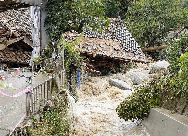 佐賀縣唐津市的山坡地勢受暴雨沖涮。美聯社