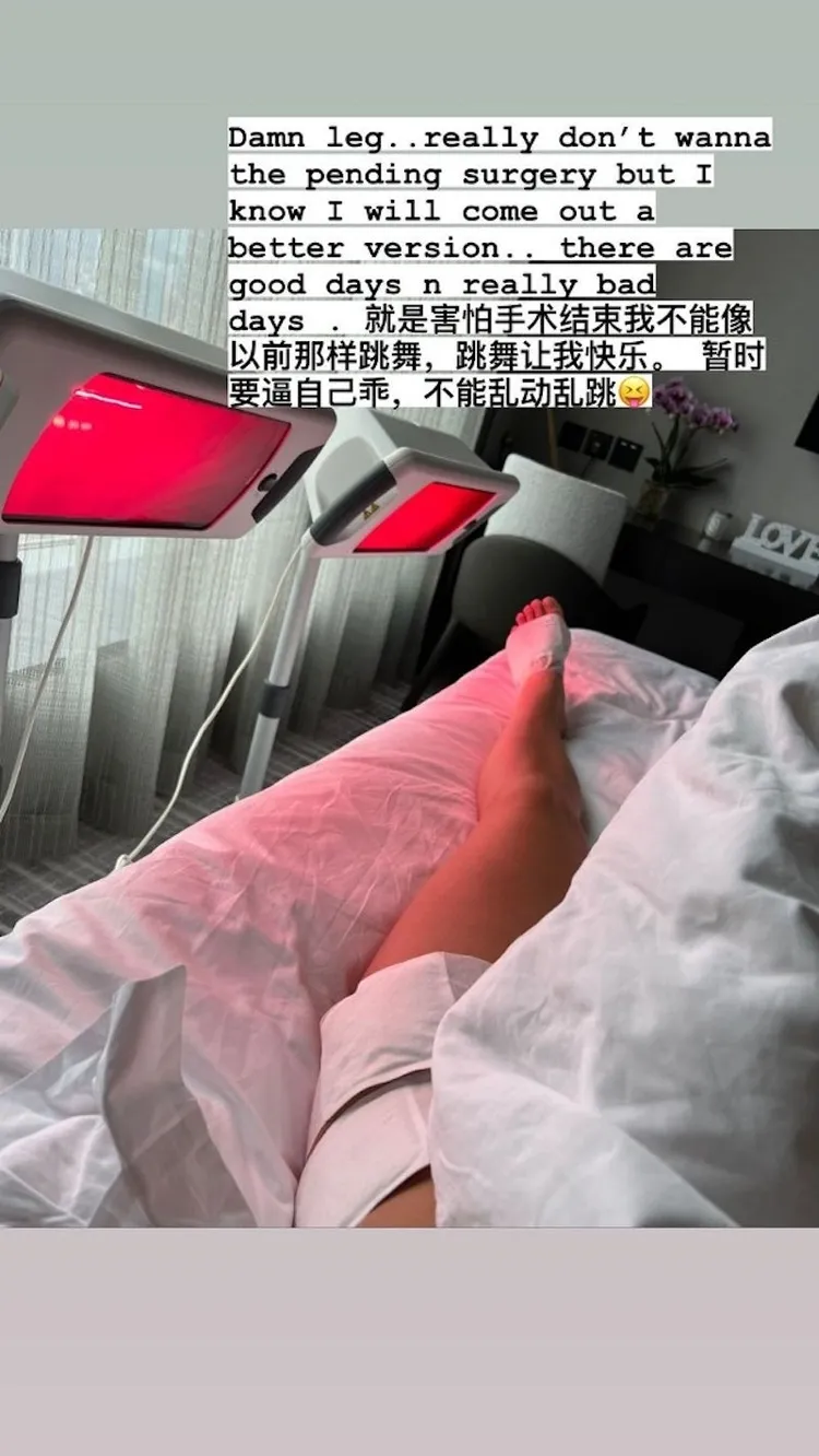 李玟進醫院進行手術後，在IG貼出出一張病床照，左腳纏着白色繃帶，身旁擺放着各種醫療器材，令粉絲看了好心疼。