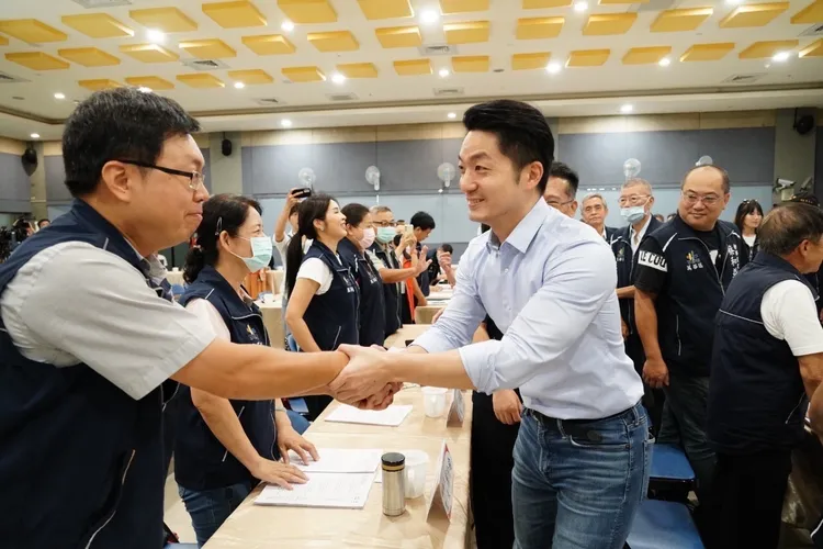 蔣萬安今與萬華區里長有約前受訪。北市府提供