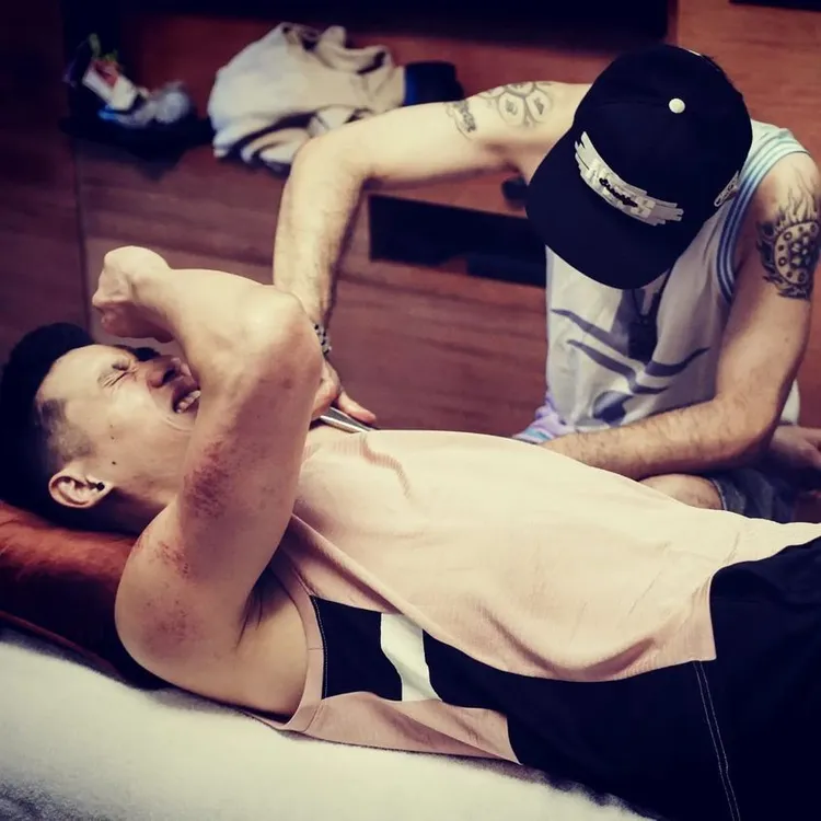 羅男曾貼書幫林書豪推拿按摩的照片。翻攝羅鈞諭臉書