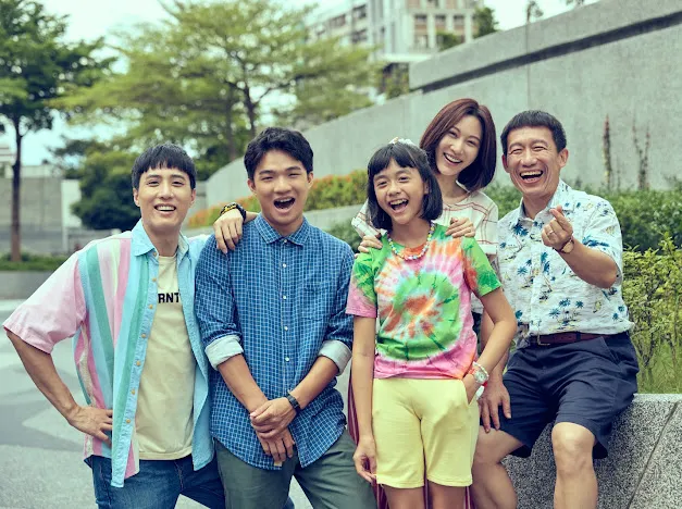 劉家一家5口幸福合影，余晉（左起）、胡智強、陳昭妃、曾莞婷、郭子乾。瀚草文創提供