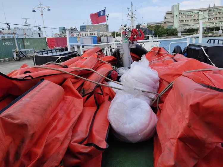 海巡艇備便海污資材以利及時應變。海保署提供