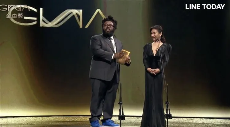 艾怡良（右）看錯得獎者出大包。翻攝自LINE TV