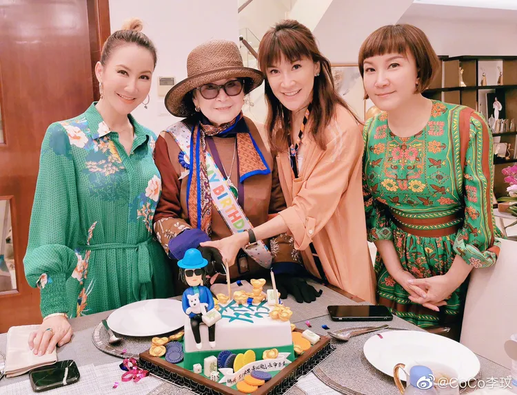 李玟與媽媽、2個姊姊感情緊密。翻攝李玟微博