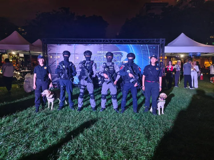 市警局出動特勤人員及警犬隊與現場民眾互動。警方提供
