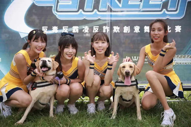 中信兄弟啦啦隊女孩為參賽隊伍加油打氣。警方提供