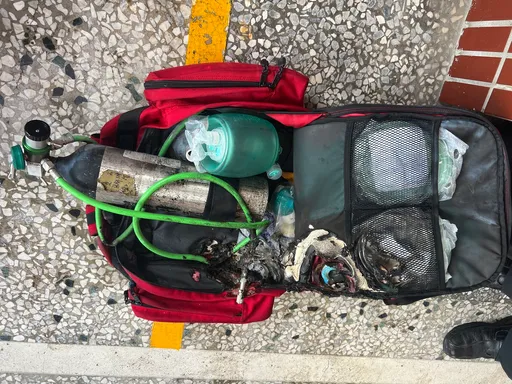 台南救護車上氧氣瓶突爆炸　1警消頸手二度燒傷