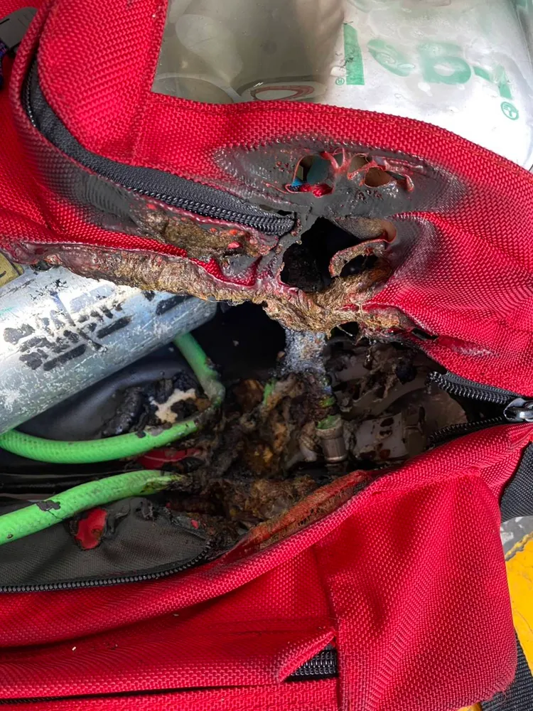 氧氣瓶氣爆燒毀包包，人員亦遭燒傷。讀者提供