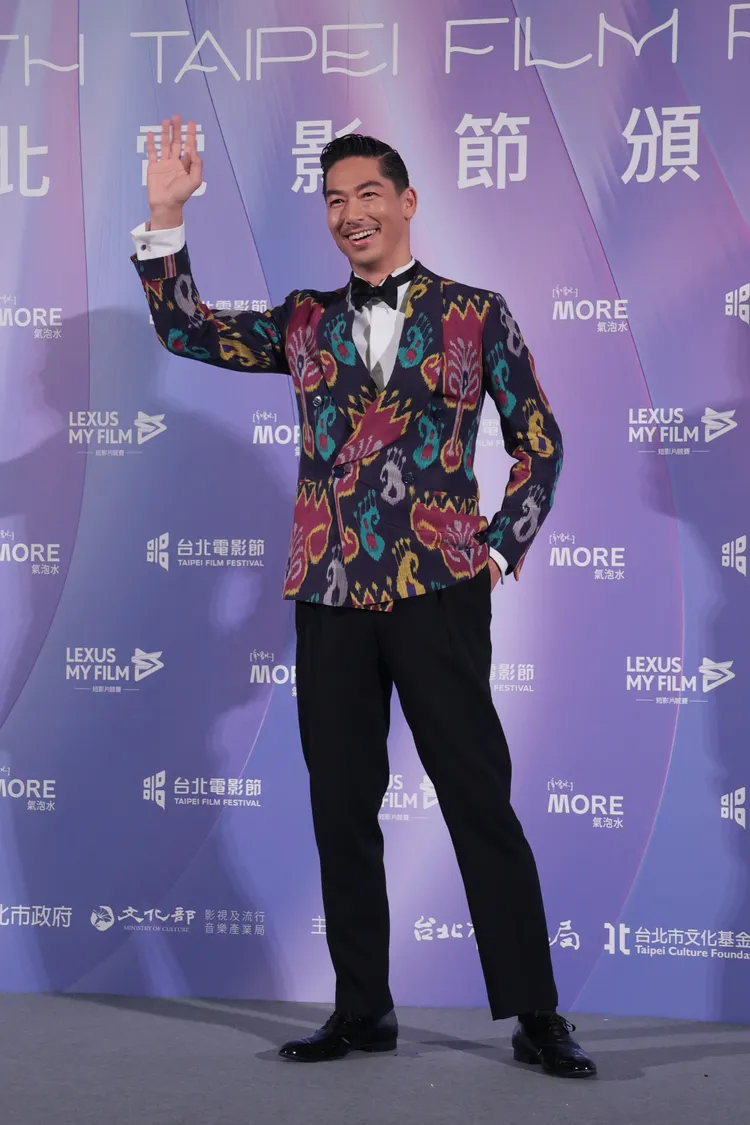 AKIRA穿花花西裝亮相。彭欣偉攝
