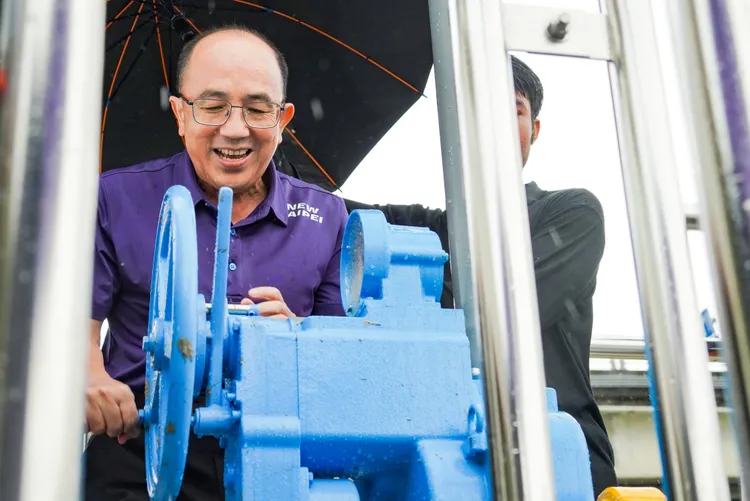 新北水利局長宋德仁親自到場開通魚道。水利局提供