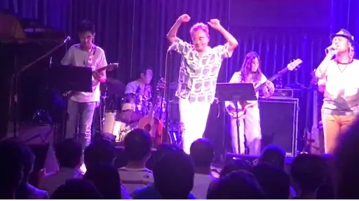 直擊|陳昇涉性騷後首開唱 現身西門町嗨到扭腰擺臀