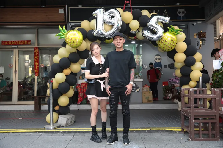 鳳梨（右）和女友歐菈今一早北上參加記者會。彭欣偉攝