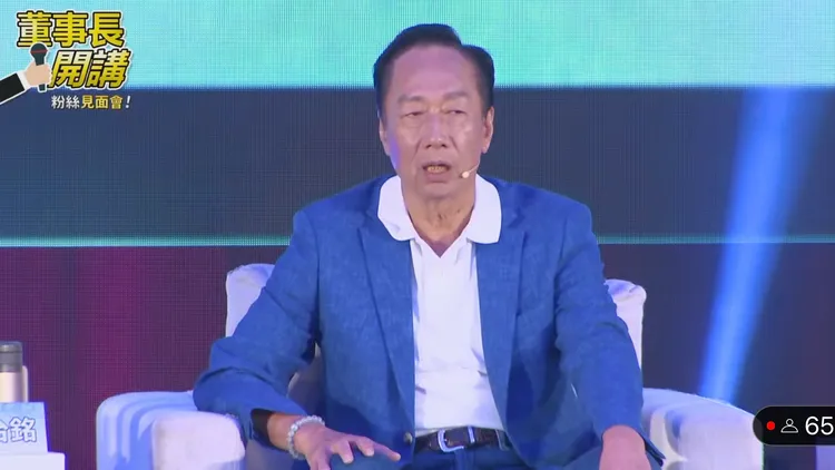 郭台銘說舉經營鴻海為例，得以跨國、跨領域擴展版圖，最重要的是「這七十年內沒有戰爭」。翻攝自董事長開講官方YT