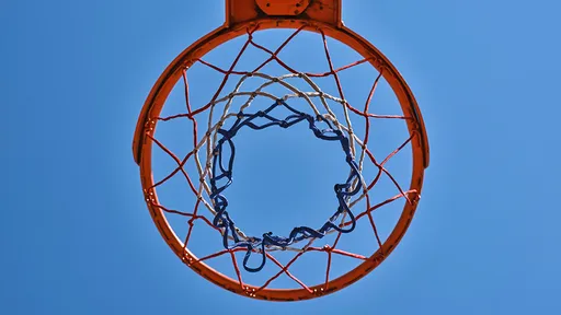 13歲少年「飛身抓籃框」釀禍 球架倒塌把他砸死