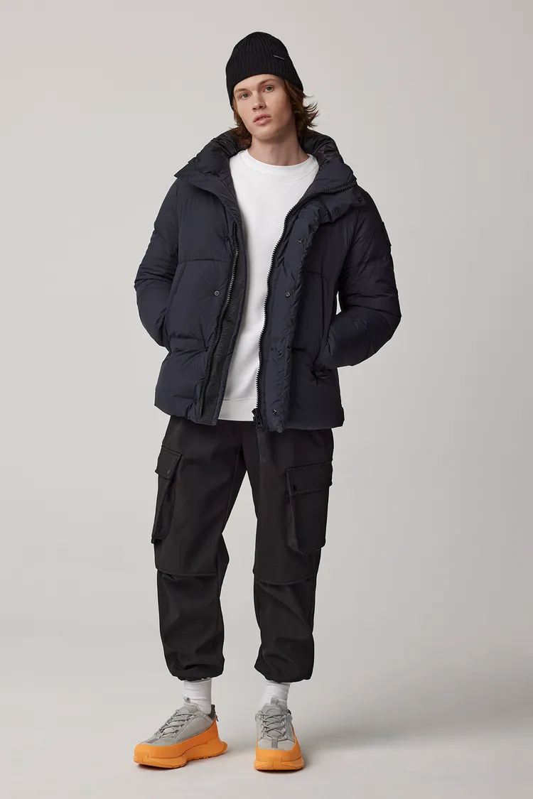 Glacier Trail夕陽橙低筒運動鞋，1萬5600元。品牌提供