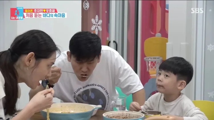 秋瓷炫一家3口上《同床異夢2》，5歲兒子吃麵吃到嘴邊沾滿醬汁。翻攝SBS Entertainment YT