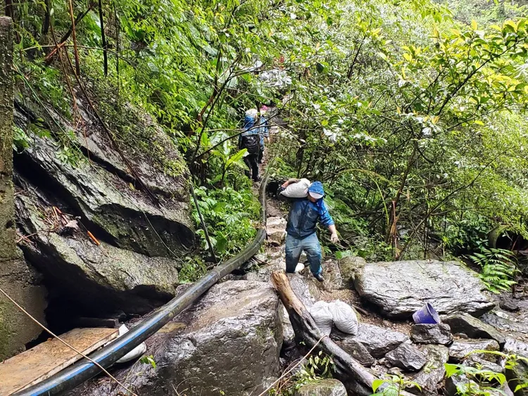 車輛無法進入的巡水道路，只能人力搬運物料耗時也耗力。水利局提供