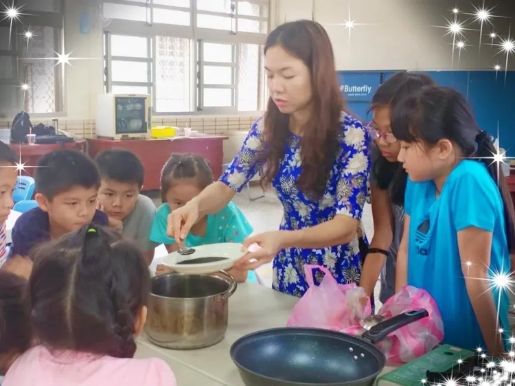 阮如庄向小朋友推廣越南多元文化。翻攝畫面